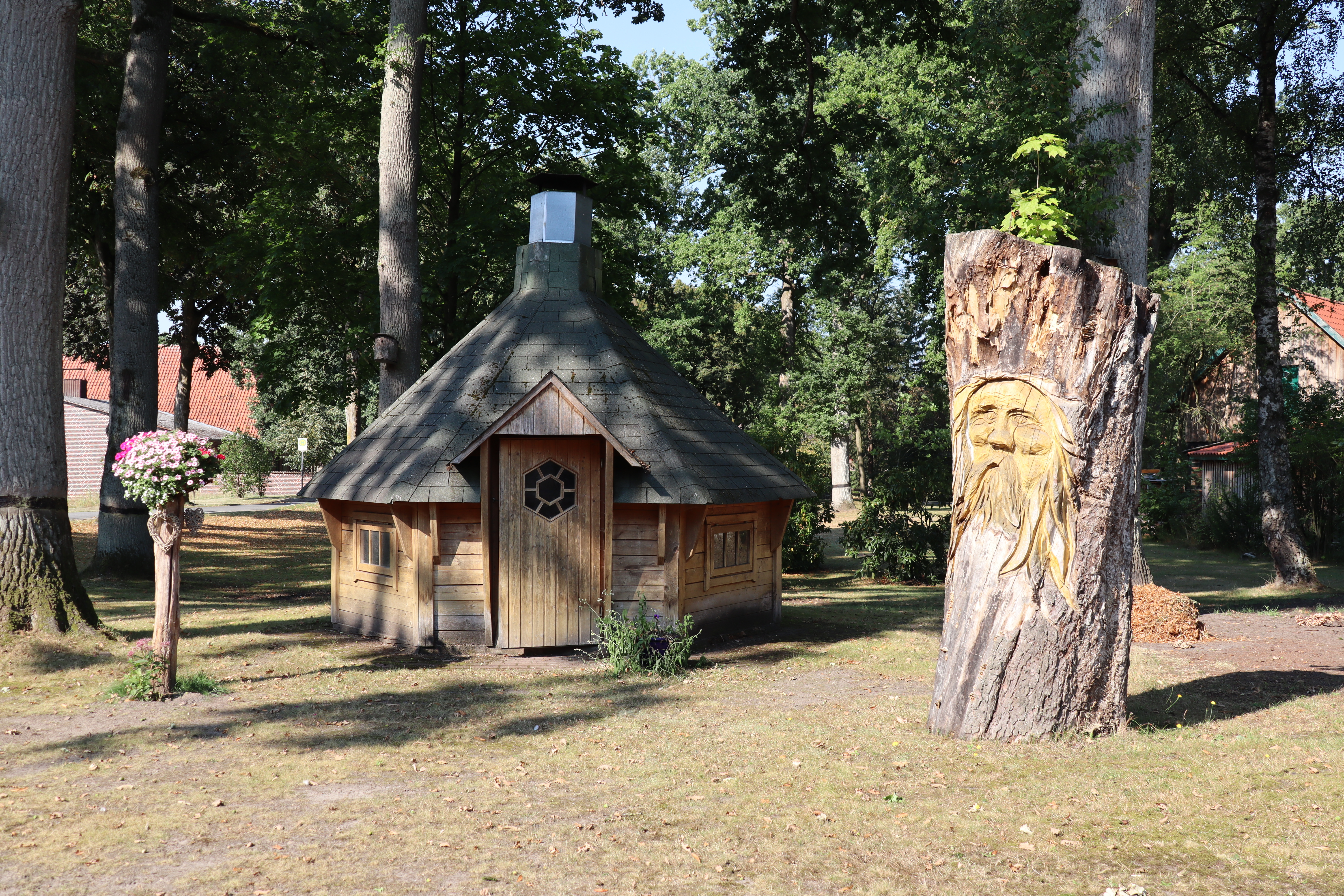Geschnitzter Baumstamm Schwalinger Baumstamm