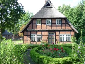 Heimathaus auf dem Schröers-Hof mit Rosen Heimathaus auf dem Schröers-Hof mit Rosen