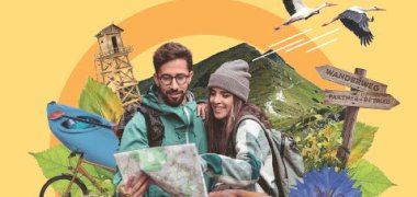 EntdeckerPass Cover des EntdeckerPass' Nationale Naturlandschaften. Zwei Wanderer sind zu sehen auf einem gelben Buch.