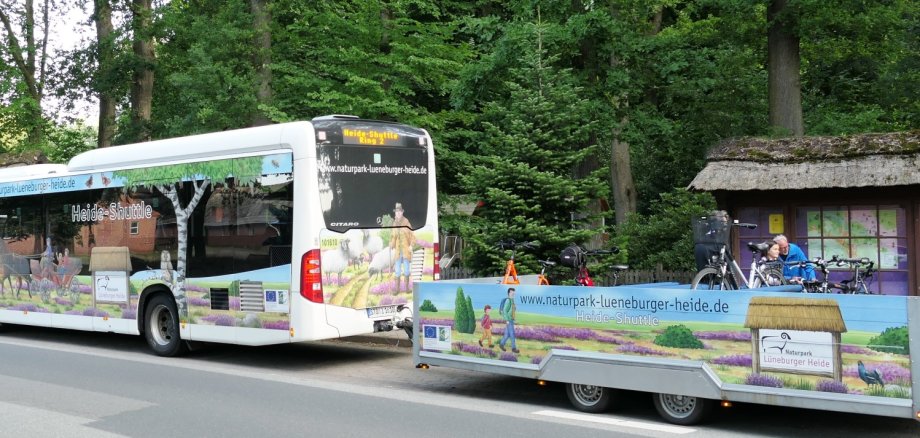 Heide-Shuttle Linienbus mit Fahrradanhänger steht an einer Haltestelle
