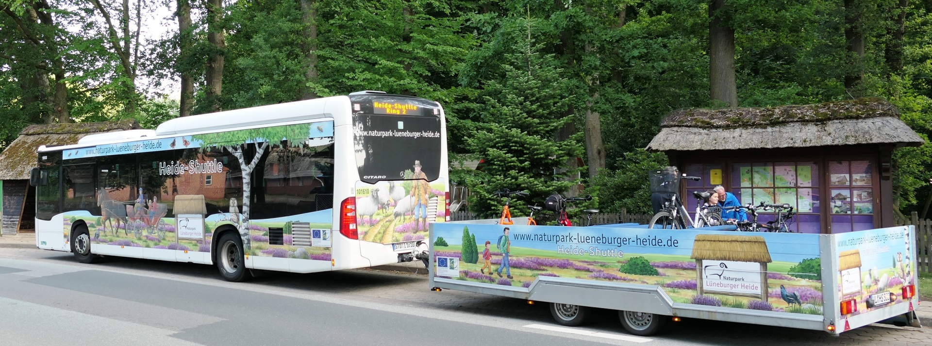 Heide-Shuttle Linienbus mit Fahrradanhänger steht an einer Haltestelle