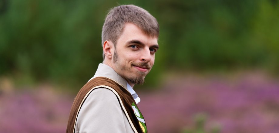 Kartoffelkönig 2026 Jannik Blick über Schulter Kartoffelkönig 2026 Jannik Blick über Schulter