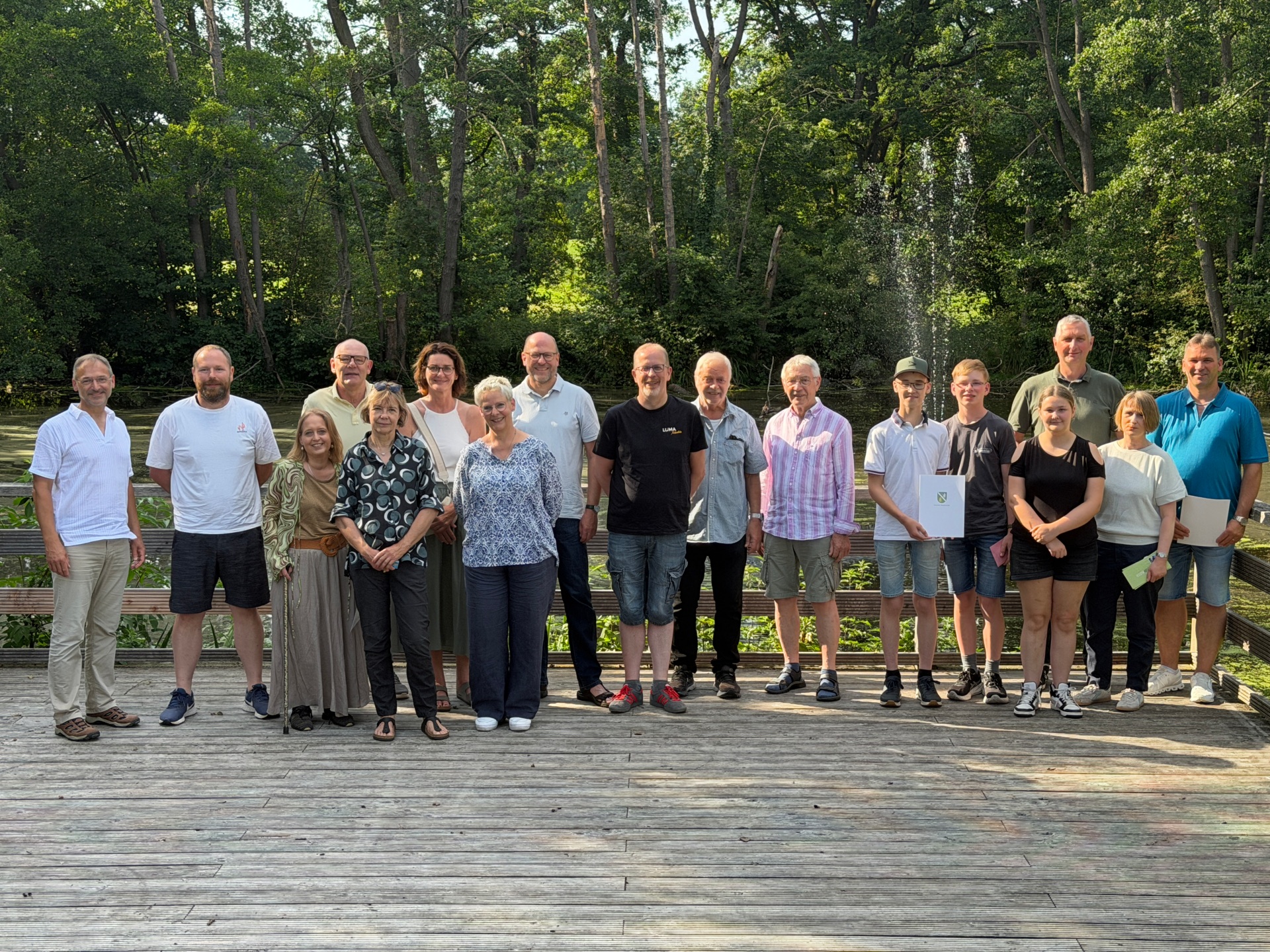 Gruppenbild der Sieger des STADTRADELNS 2026 zusammen mit Carlos Brunkhorst auf der Teichbühne auf dem Schröers-Hof