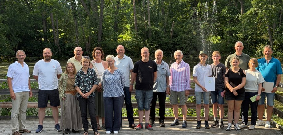 Gruppenbild der Sieger des STADTRADELNS 2026 zusammen mit Carlos Brunkhorst auf der Teichbühne auf dem Schröers-Hof