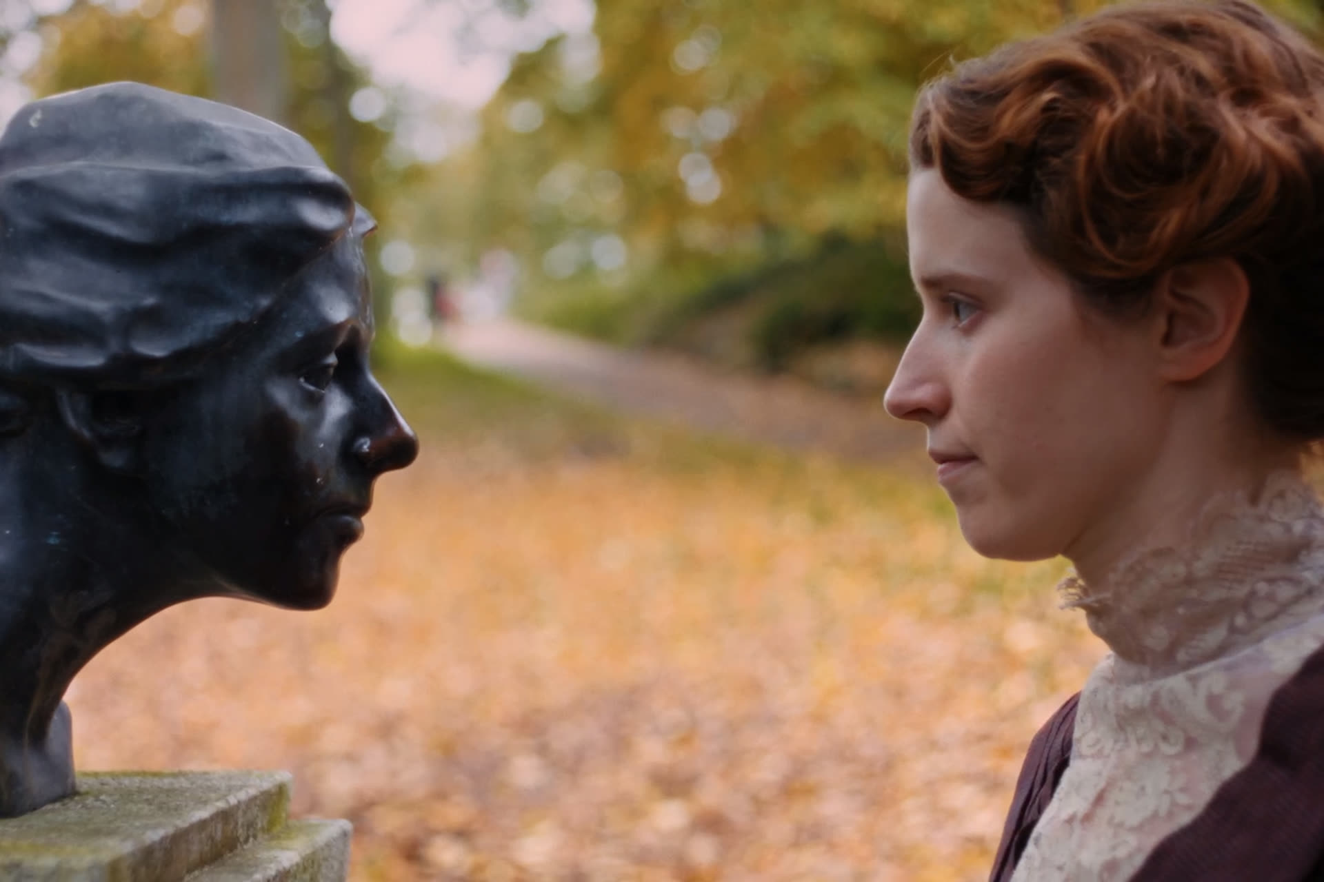 Wer weiß schon, was ein Leben ist? Filmszene aus dem Film "Wer weiß schon, was ein Leben ist?". Profil einer Frau rechts im Bild, gegenüber einer Büste einer weiblichen Person. Die Gesichter ähneln sich.
