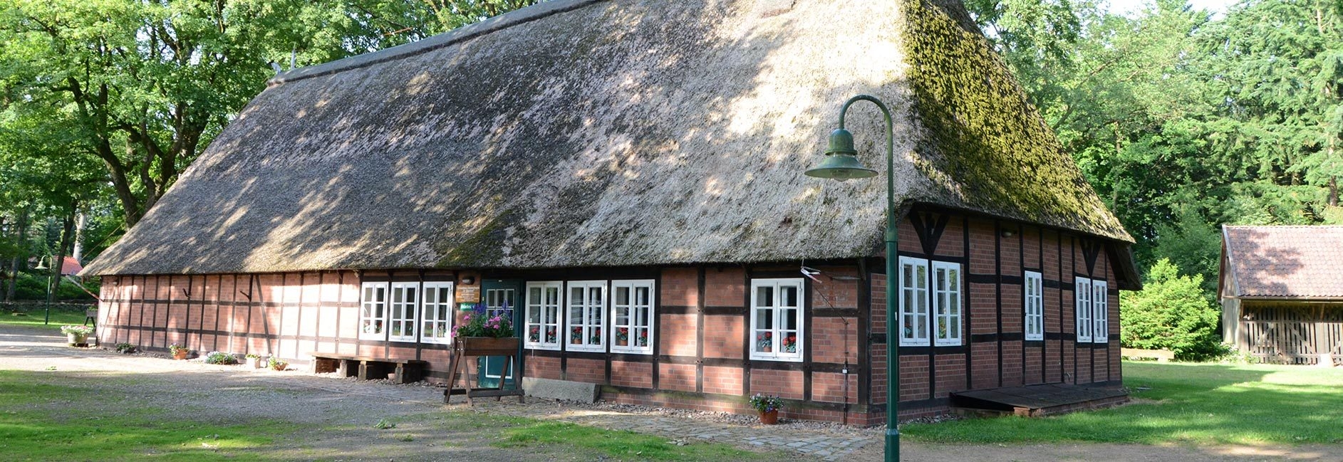 Hofanlage de Theeshof Reetgedecktes Haus auf der Hofanlage de Theeshof in Schneverdingen