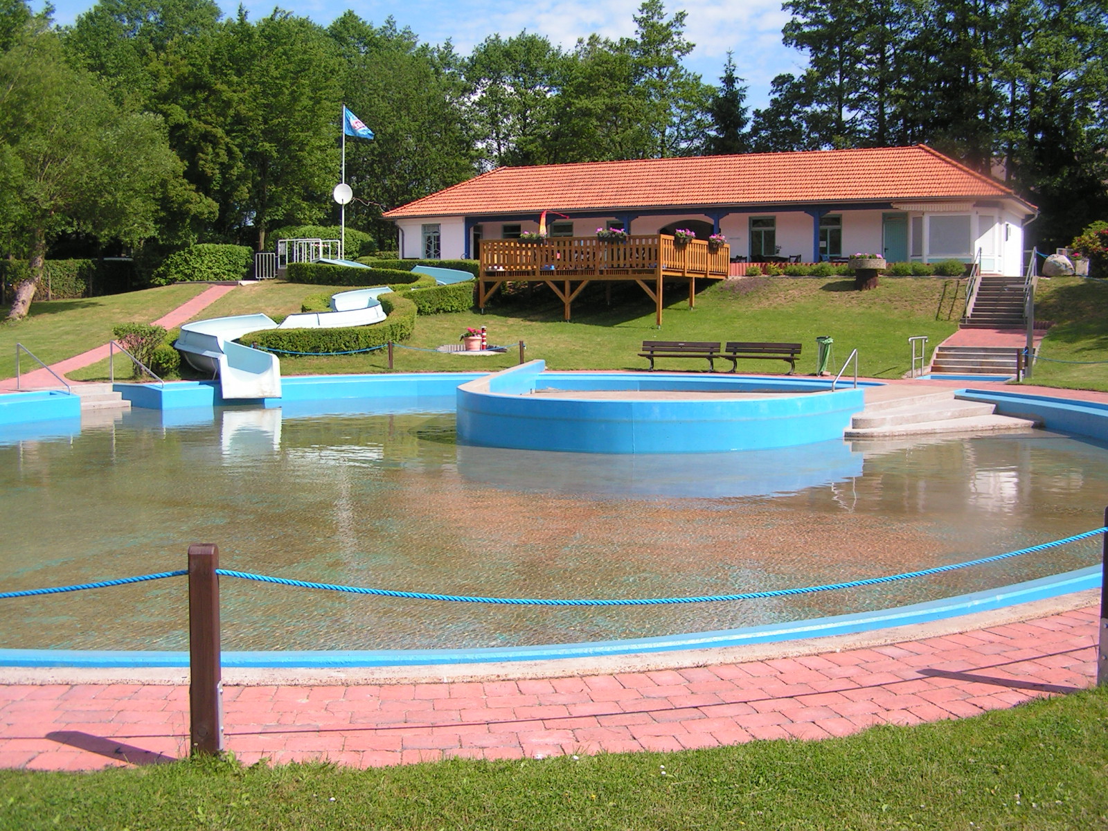 Naturbad im Hahnenbachtal Kindebecken mit Rutsche