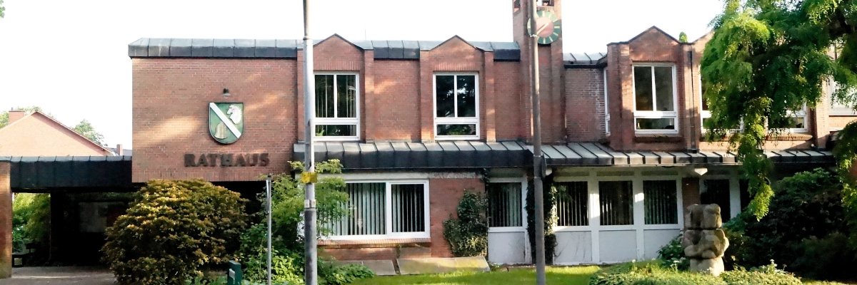 Rathaus Neuenkirchen Das Rathaus Neuenkirchen im Sommer