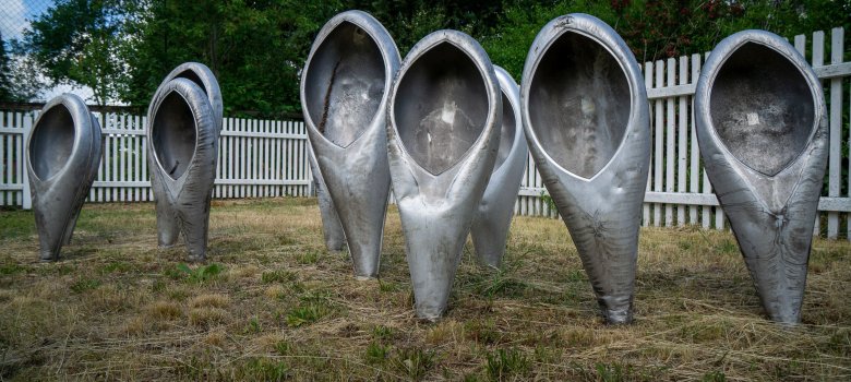Gruppe Leipziger Straßenlampenschirme Eine unerwünschte Skulptur