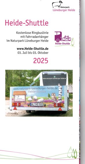 Heide-Shuttle Broschüre 2025 Vorderseite der Heide-Shuttle Broschüre 2025. "Kostenlose Ringbuslinie mit Fahrradanhänger im Naturpark Lüneburger Heide"