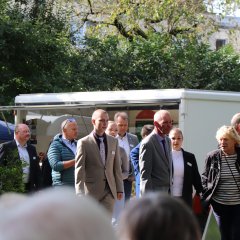 Kartoffelkönig Tjarc-Ole auf dem Kartoffelfest 2025. Mehrere Besucher zu sehen. Bild aus der Ferne geschossen.